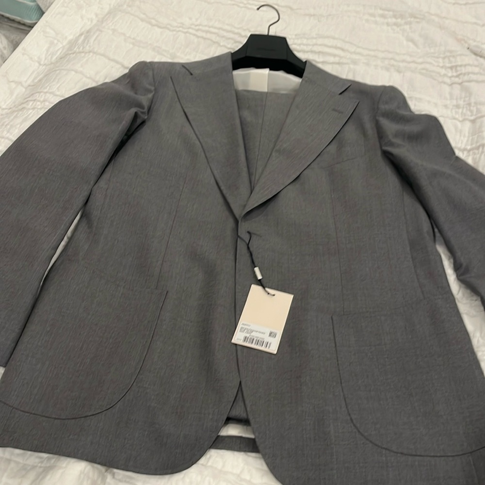 Men’s suit with tags l
